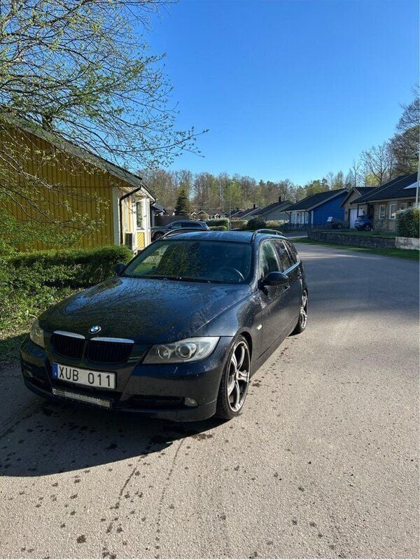Svart Begagnad 2006 BMW 325 Kombi | 55 000 kr (Lite dyr) - Bild 1/4