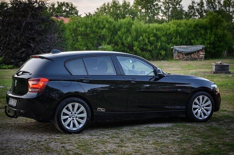 Svart Begagnad 2012 BMW 118 Sport Line Halvkombi | 65 000 kr (Marknadspris) - Bild 1/4