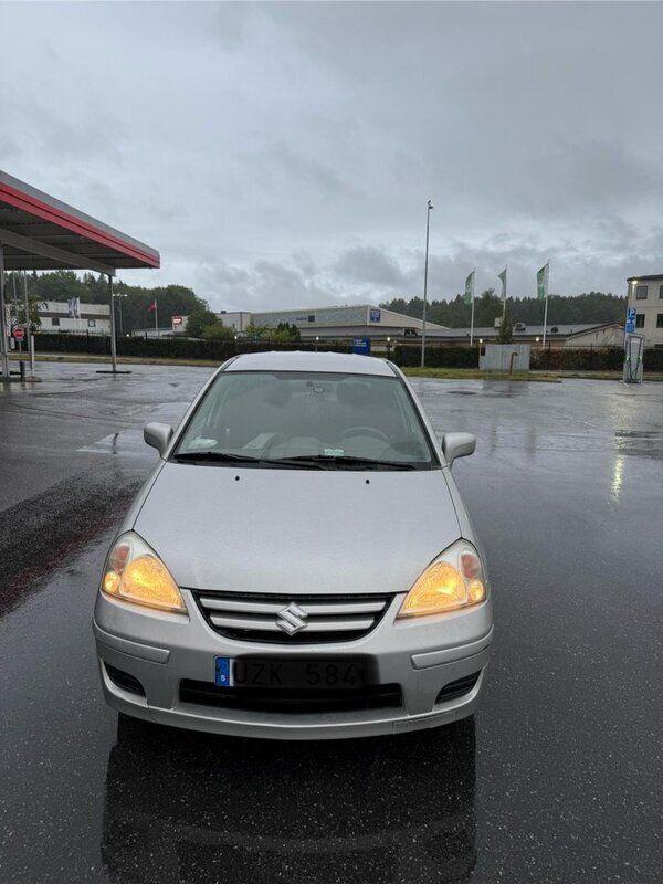 Silver Begagnad 2004 Suzuki Liana Halvkombi | 20 000 kr (Bra pris) - Bild 1/4