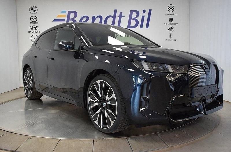 Carbon black metallic Ny 2025 BMW iX M Sport SUV | 969 500 kr - Bild 1/3
