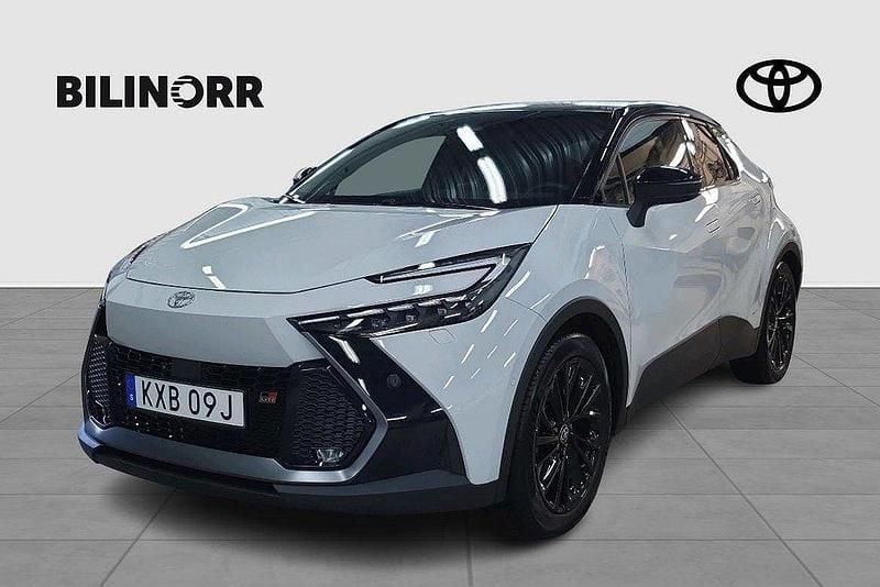 Grå Begagnad 2023 Toyota C-HR Sport SUV | 429 900 kr (Marknadspris) - Bild 1/4