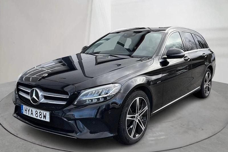 Svart Begagnad 2021 Mercedes C300e Avantgarde Kombi | 259 500 kr (Superpris) - Bild 1/4