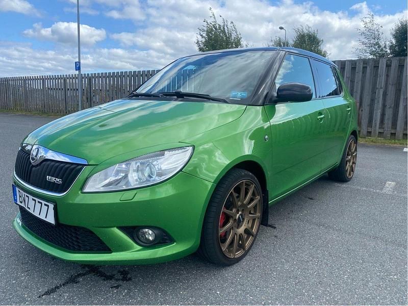 Grön Begagnad 2013 Skoda Fabia RS Halvkombi | 105 000 kr (Lite dyr) - Bild 1/4