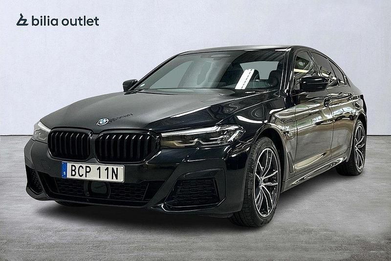 Svart Begagnad 2021 BMW 530e M Sport Sedan | 409 900 kr (Marknadspris) - Bild 1/4