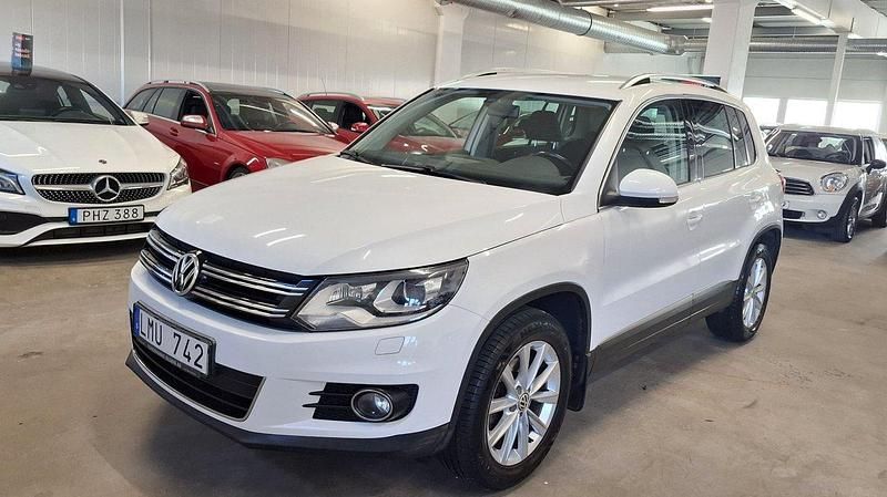 Vit Begagnad 2012 VW Tiguan Sportline SUV | 112 999 kr (Marknadspris) - Bild 1/4