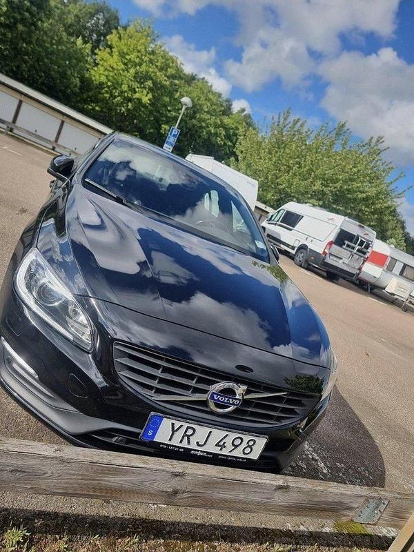 Svart Begagnad 2018 Volvo S60 Kinetic Sedan | 174 900 kr (Marknadspris) - Bild 1/4