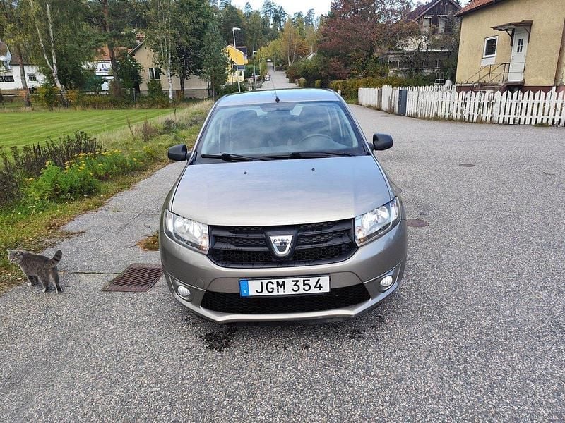 Brun Begagnad 2014 Dacia Sandero Halvkombi | 31 000 kr (Superpris) - Bild 1/4