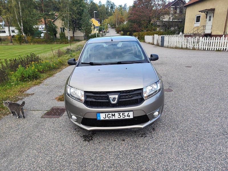Brun Begagnad 2014 Dacia Sandero Halvkombi | 32 000 kr (Superpris) - Bild 1/4