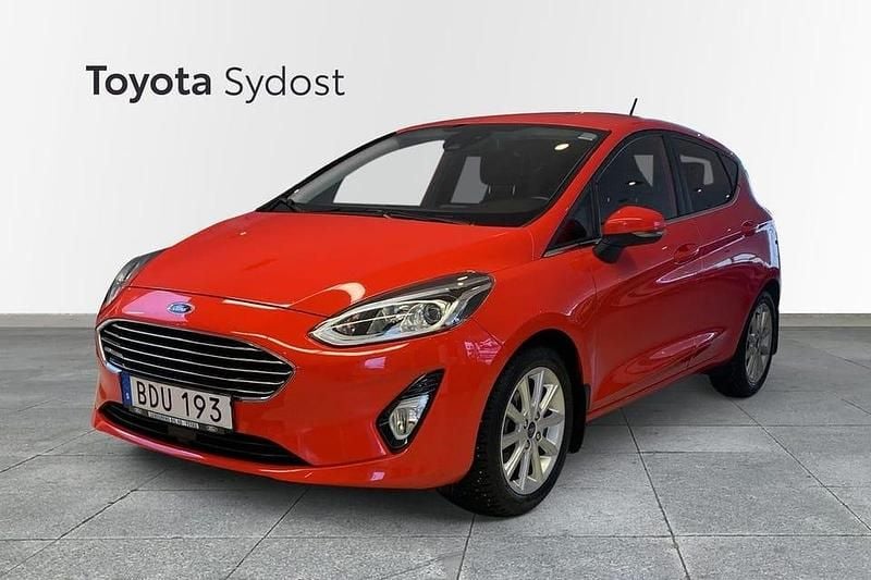 Röd Begagnad 2018 Ford Fiesta Titanium Halvkombi | 109 000 kr (Marknadspris) - Bild 1/4