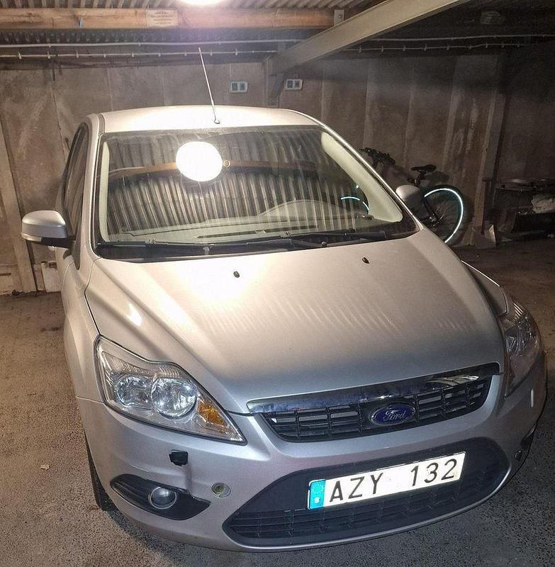 Grå Begagnad 2010 Ford Focus Platinum Halvkombi | 38 000 kr (Marknadspris) - Bild 1/4