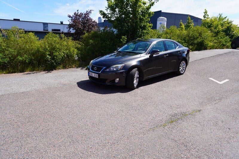 Mörkbrun (brun) Begagnad 2010 Lexus IS250 Sedan | 95 900 kr (Bra pris) - Bild 1/4