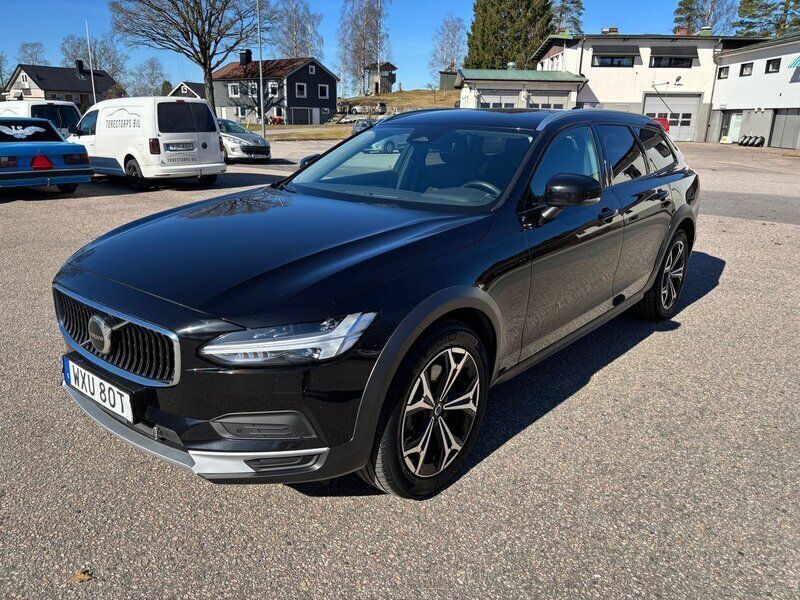 Svart Begagnad 2022 Volvo V90 CC Momentum Kombi | 359 000 kr (Marknadspris) - Bild 1/4