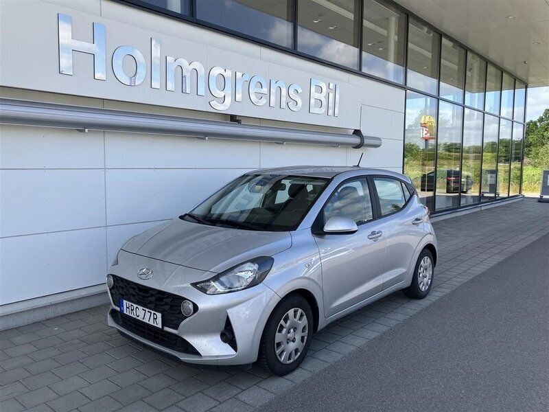 Grå Begagnad 2022 Hyundai i10 Essential Halvkombi | 139 500 kr (Marknadspris) - Bild 1/3
