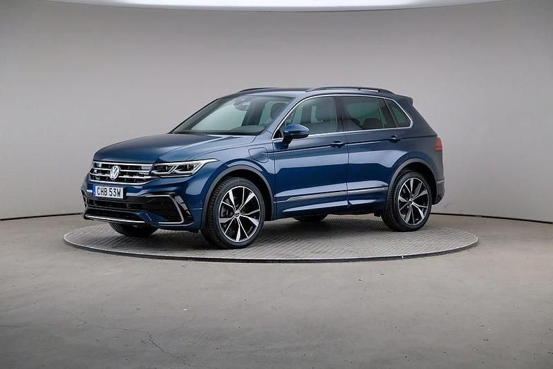 Mörkblå Begagnad 2022 VW Tiguan R-line SUV | 359 000 kr (Marknadspris) - Bild 1/4