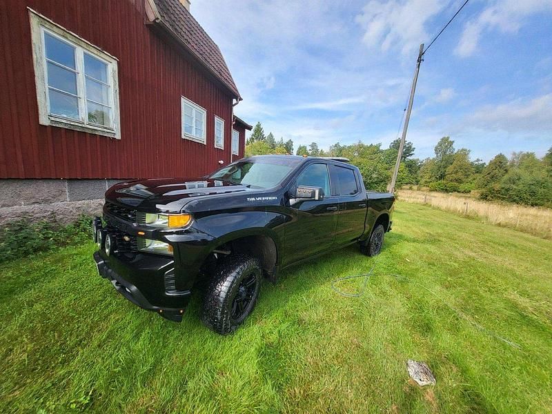 Svart Begagnad 2021 Chevrolet Silverado | 500 000 kr - Bild 1/4