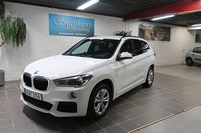 Vit Begagnad 2018 BMW X1 M Sport SUV | 244 000 kr (Marknadspris) - Bild 1/4