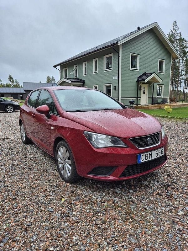 Röd Begagnad 2014 Seat Ibiza Style Halvkombi | 54 000 kr (Marknadspris) - Bild 1/4