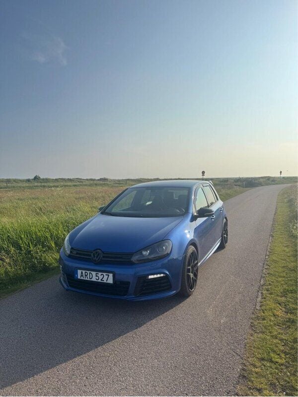 Blå Begagnad 2010 VW Golf VI R Halvkombi | 138 000 kr (Lite dyr) - Bild 1/4