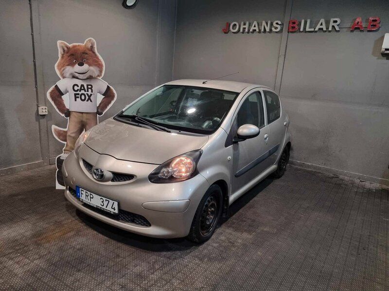 Ljusbrun Begagnad 2008 Toyota Aygo Halvkombi | 26 900 kr (Marknadspris) - Bild 1/4