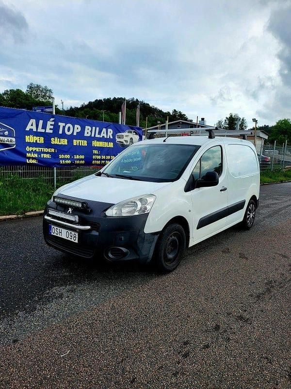 Vit Begagnad 2013 Peugeot Partner Minibuss | 49 900 kr (Marknadspris) - Bild 1/4