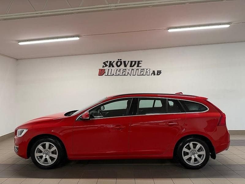 Röd Begagnad 2014 Volvo V60 Momentum Kombi | 119 500 kr (Marknadspris) - Bild 1/4