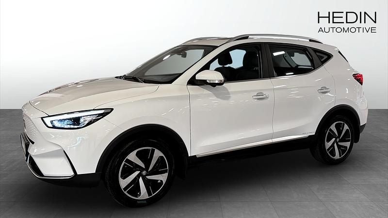 Vit (white) Begagnad 2023 MG ZS Luxury Sedan | 254 900 kr (Bra pris) - Bild 1/4