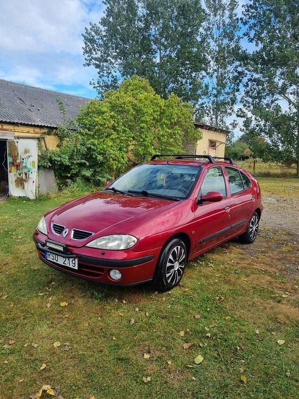 Röd Begagnad 2000 Renault Mégane Halvkombi | 10 000 kr - Bild 1/2