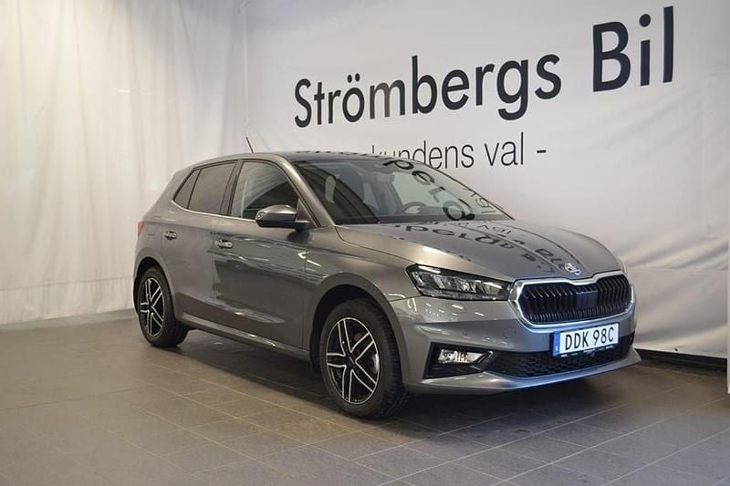 Grå Begagnad 2023 Skoda Fabia Style Halvkombi | 249 000 kr (Lite dyr) - Bild 1/4
