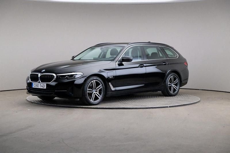 Svart (black (solid)) Begagnad 2021 BMW 530e Kombi | 329 000 kr (Bra pris) - Bild 1/4
