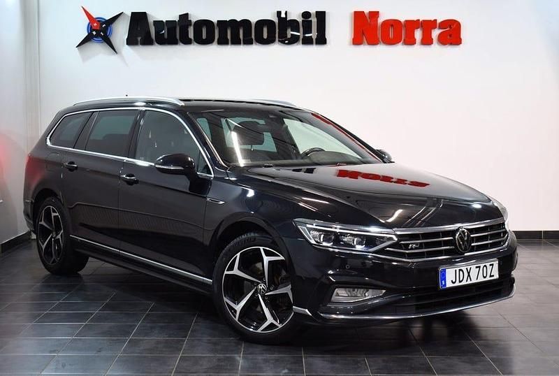 Svart metallic Begagnad 2022 VW Passat R-line Kombi | 264 900 kr (Marknadspris) - Bild 1/2