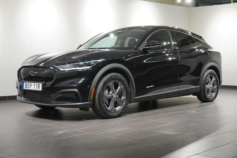 Svart Begagnad 2022 Ford Mustang Mach-E Standard Range SUV | 339 900 kr (Bra pris) - Bild 1/4