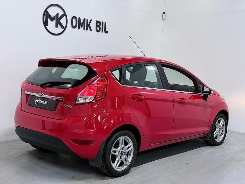 Begagnad Ford Fiesta Titanium 80 HK (58 kW) 2013 Röd Halvkombi