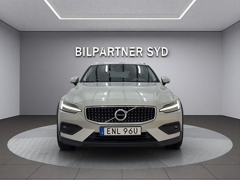 Vit Begagnad 2019 Volvo V60 CC Momentum Kombi | 269 900 kr (Lite dyr) - Bild 1/4