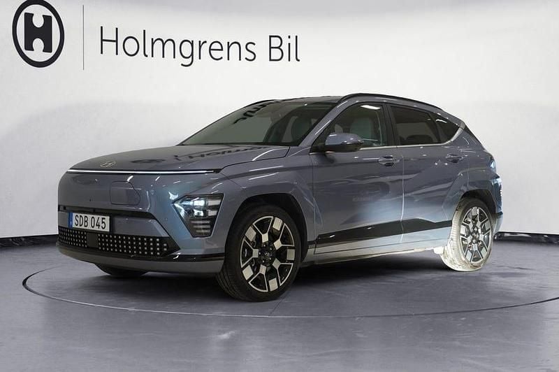 Blå Begagnad 2023 Hyundai Kona Advanced SUV | 399 800 kr (Marknadspris) - Bild 1/4