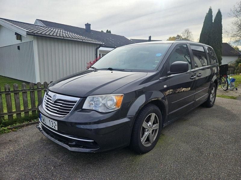 Grå Begagnad 2012 Lancia Voyager Minibuss | 39 900 kr - Bild 1/1