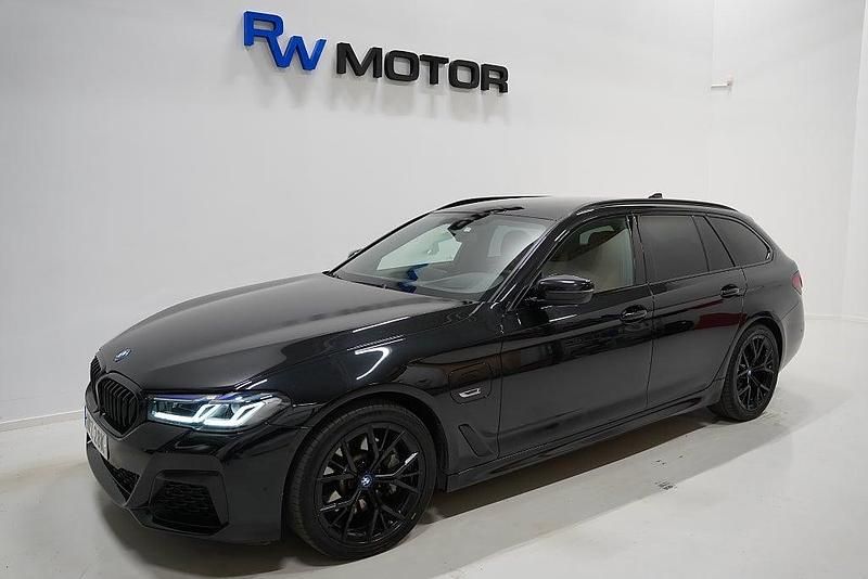 Svart Begagnad 2022 BMW 530e M Sport Kombi | 324 900 kr (Bra pris) - Bild 1/4