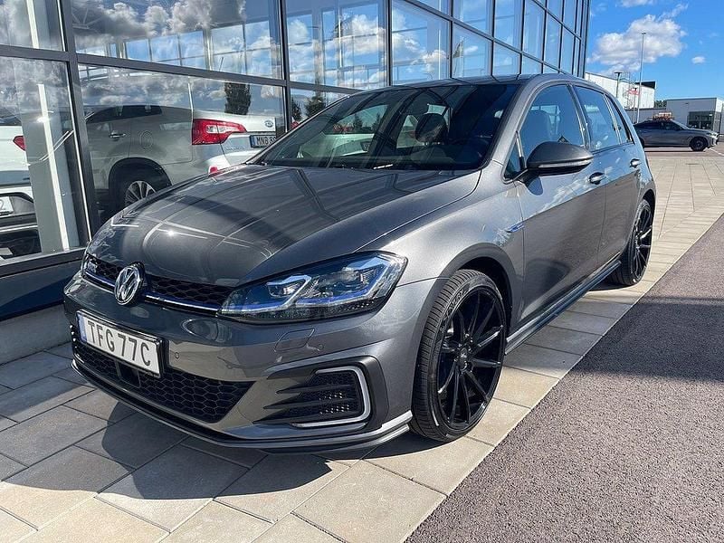 Mörkgrå Begagnad 2020 VW Golf VIII GTE Halvkombi | 229 900 kr (Marknadspris) - Bild 1/4