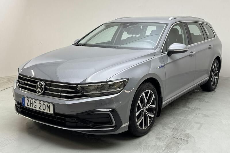 Grå Begagnad 2022 VW Passat | 279 000 kr - Bild 1/4