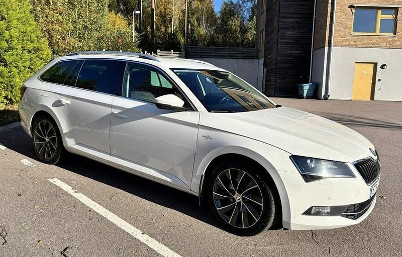 Vit Begagnad 2016 Skoda Superb LAURIN & KLEMENT Kombi | 148 000 kr (Marknadspris) - Bild 1/4