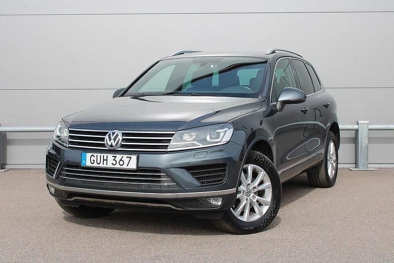 Mörkgrå (grå) Begagnad 2015 VW Touareg SUV | 179 800 kr (Marknadspris) - Bild 1/4