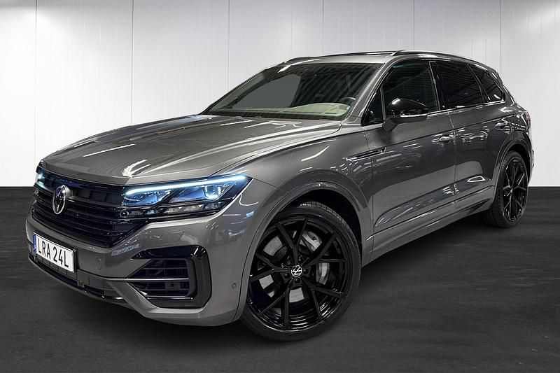 Grå (grey) Begagnad 2023 VW Touareg R SUV | 709 900 kr (Marknadspris) - Bild 1/4