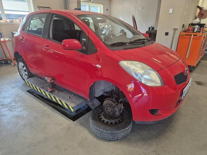 Röd Begagnad 2007 Toyota Yaris Halvkombi | 40 000 kr (Marknadspris) - Bild 1/4