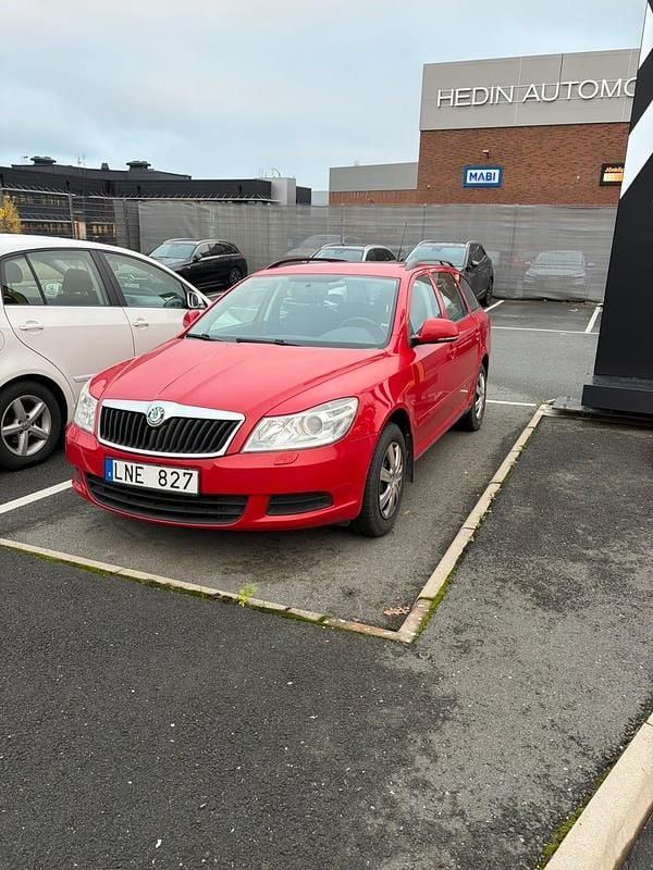 Röd Begagnad 2010 Skoda Octavia Kombi | 79 500 kr (Marknadspris) - Bild 1/3