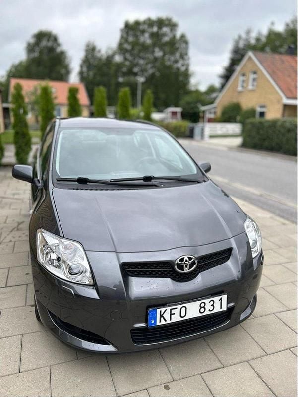 Grå Begagnad 2010 Toyota Auris Halvkombi | 84 900 kr (Bra pris) - Bild 1/4