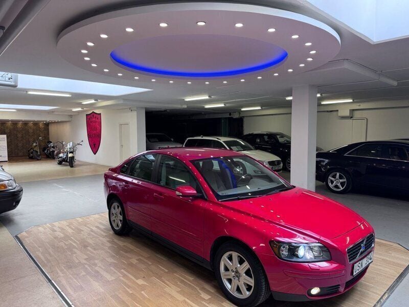 Röd Begagnad 2003 Volvo S40 Sedan | 79 900 kr (Dyr) - Bild 1/4