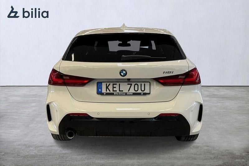 Begagnad BMW 118 M Sport 136 HK (100 kW) 2022 Vit Halvkombi