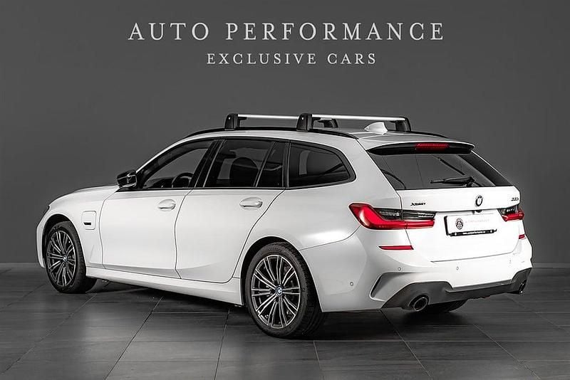 Begagnad BMW 330e M Sport 292 HK (214 kW) 2022 Alpinvit metallic Kombi