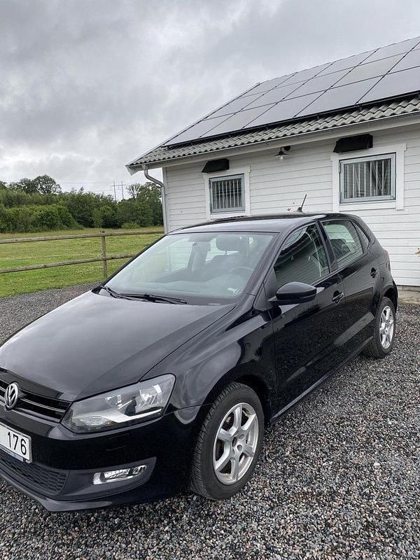 Svart Begagnad 2014 VW Polo Halvkombi | 63 500 kr (Bra pris) - Bild 1/4