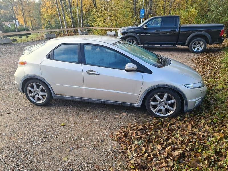 Begagnad 2008 Honda Civic Halvkombi | 10 000 kr (Lite dyr) - Bild 1/4