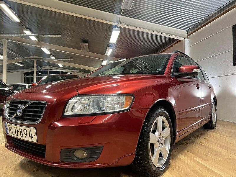 Röd Begagnad 2009 Volvo V50 Momentum Kombi | 59 900 kr (Marknadspris) - Bild 1/4